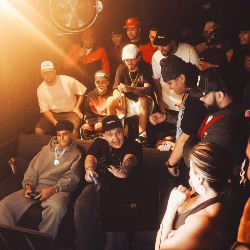 YOVNGBY celebrando con su gente en el estudio
